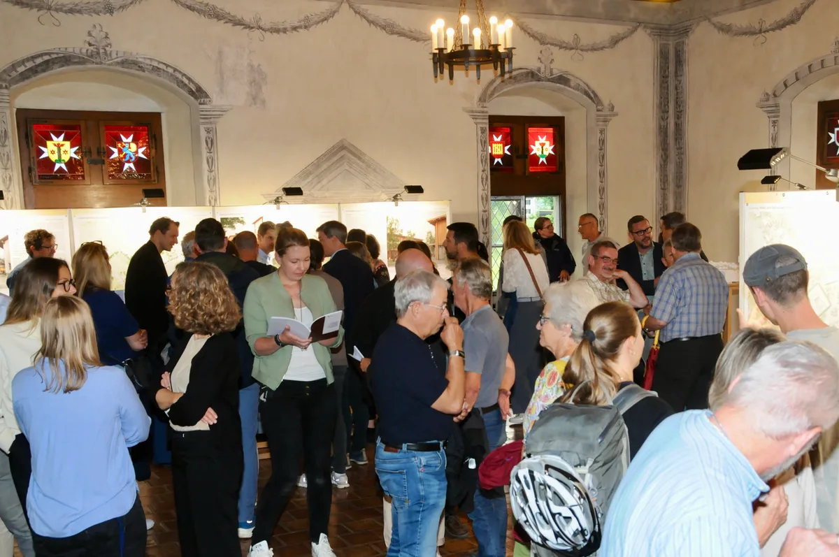 Man sieht viele Menschen im Rittersaal des Ritterhauses Bubikon.